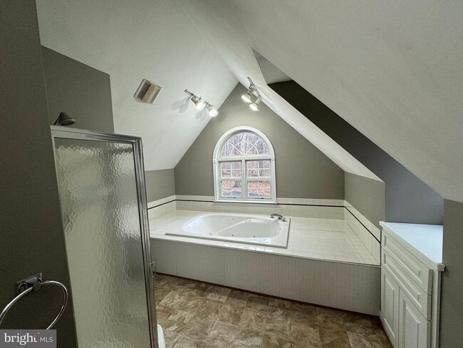 Building Photo - 346 Saddleback Ln