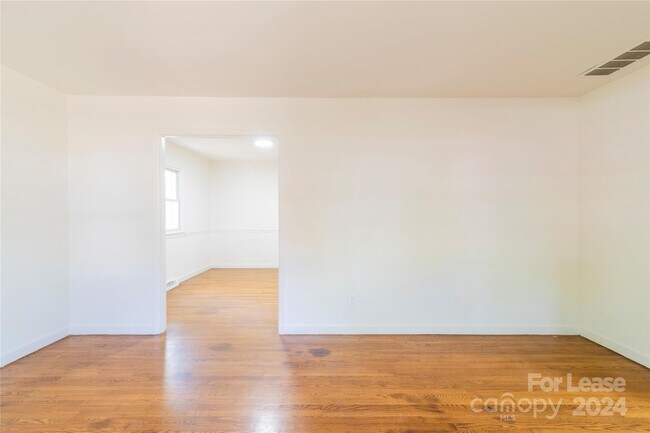 Building Photo - 5020 Coronado Dr