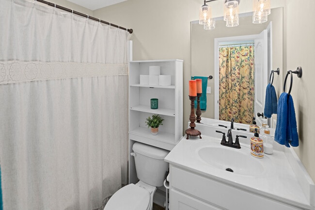 Building Photo - 305 Oleander Ln