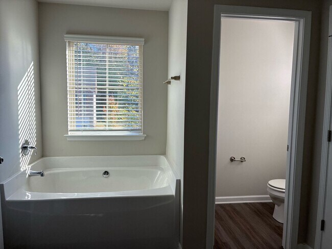 Building Photo - Lovely 3 bedroom 2 bath in Brookdale at Lo...