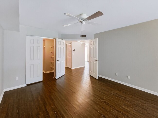 Building Photo - ** COACH HOMES @ BERKSHIRE LAKES ** 2 BED / 2 BATH - 1ST FLOOR CONDO - GARAGE - ANNUAL RENTAL
