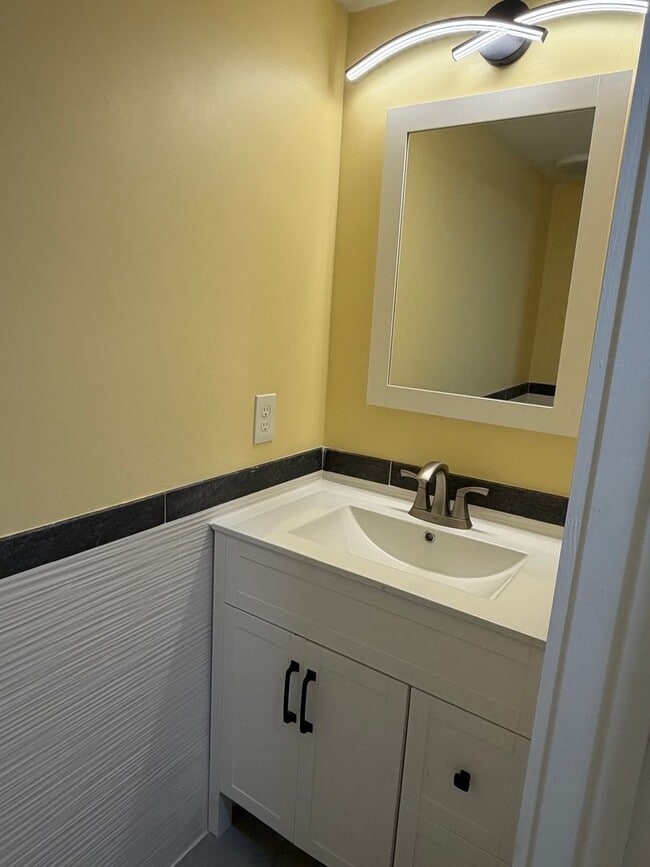 Building Photo - Updated Townhouse on the North End of Hilton Head