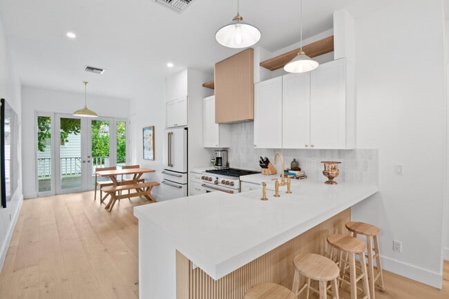 Building Photo - 845 Sunset Rd