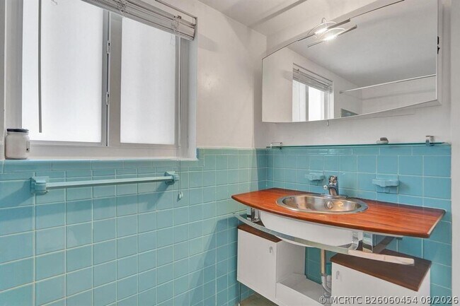 Building Photo - 2760 Yacht Club Blvd
