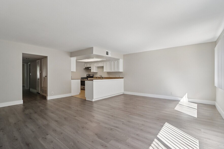 Building Photo - 421 N Kenneth Rd