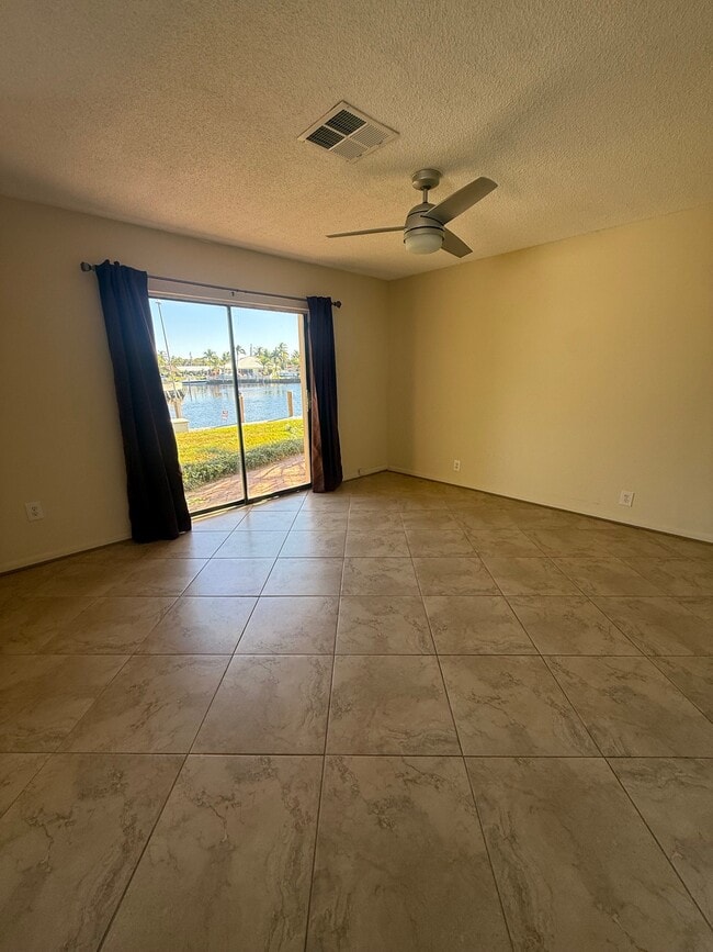 Building Photo - 1000 SE 7th Ave