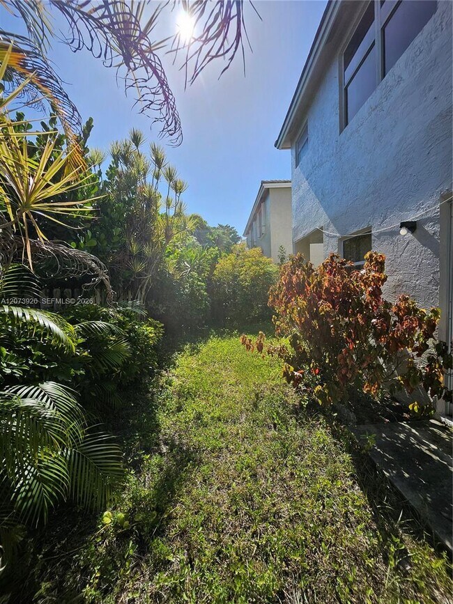 Building Photo - 9840 NW 9th Ct