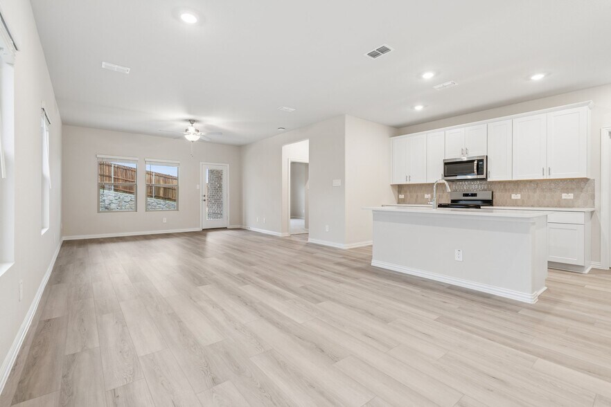 Building Photo - 702 Dotty Dr