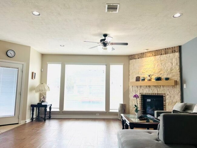 Building Photo - 14303 Tasmania Ct