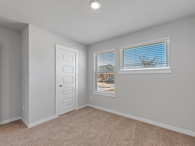 Building Photo - 3335 Silverton Dr