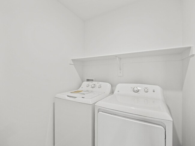 Building Photo - Beautiful 3-bedroom, 2.5-bath townhome