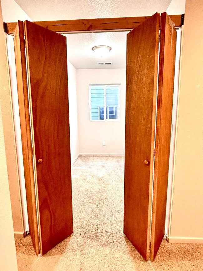 Building Photo - 11727 NE 22nd Way