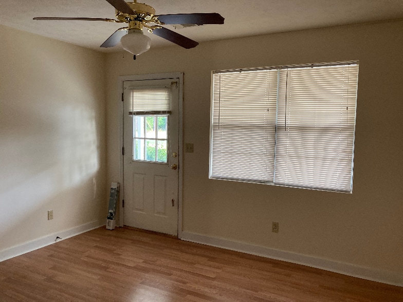 Building Photo - 627 Windcrest Dr