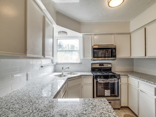 Building Photo - 411 Gober St