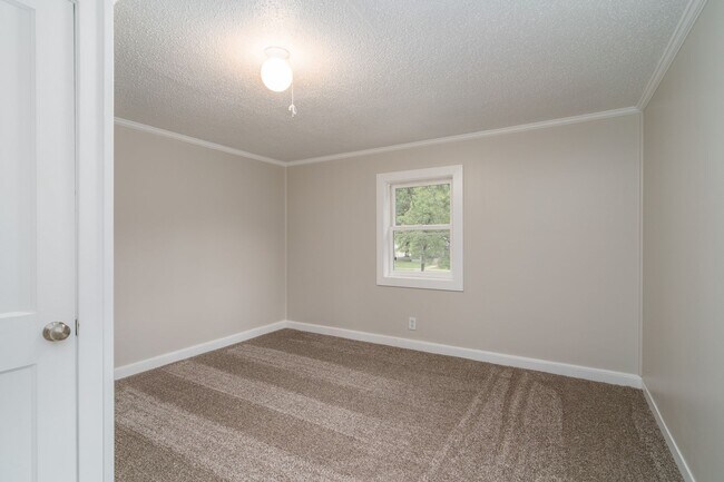 Building Photo - 3 Bedroom Home Available Now!