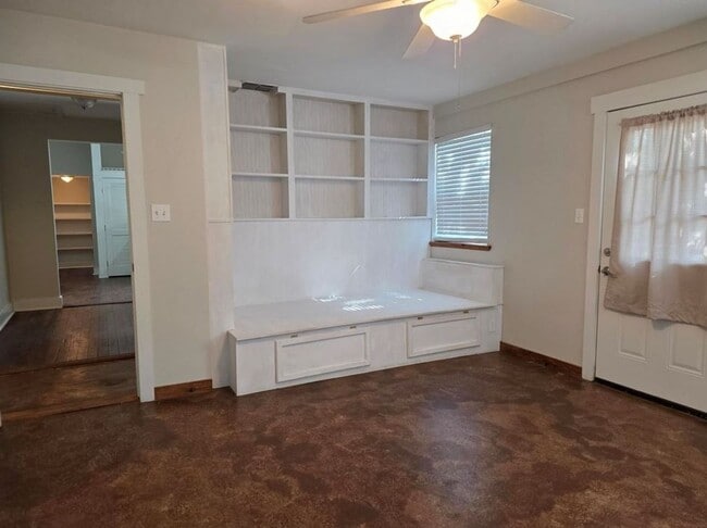 Building Photo - FOR LEASE!!
