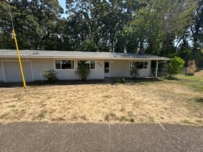 Building Photo - 230-232 NE Azalea Drive