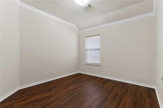 Building Photo - 10115 Willow Crossing Dr