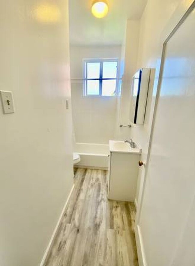 Building Photo - 2BR/1BA Edwardian with Renovated Kitchen &...