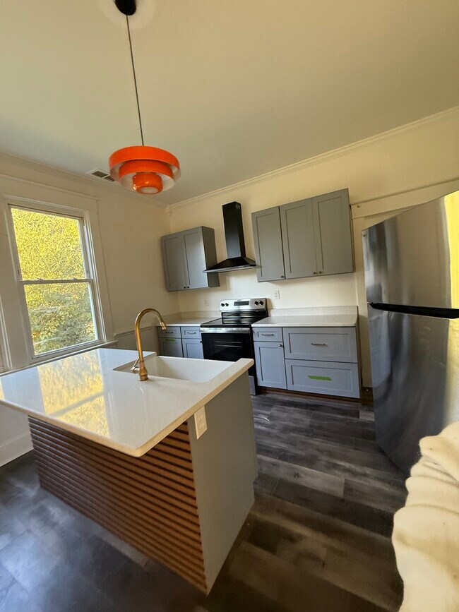 Building Photo - 1608 Columbia St