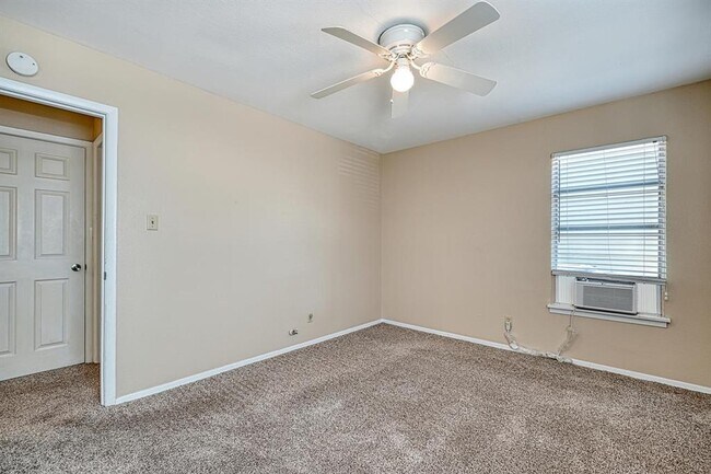 Building Photo - 4906 Gladeview Dr