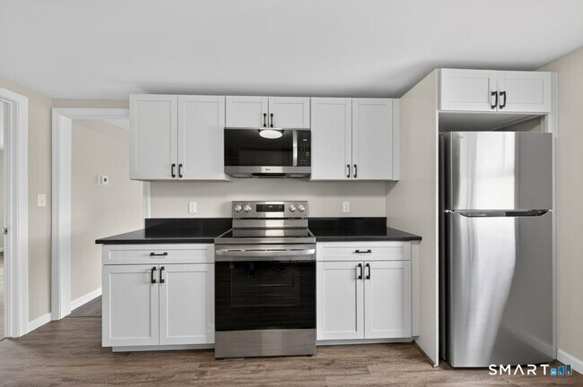 Building Photo - 121 Milldale Ave