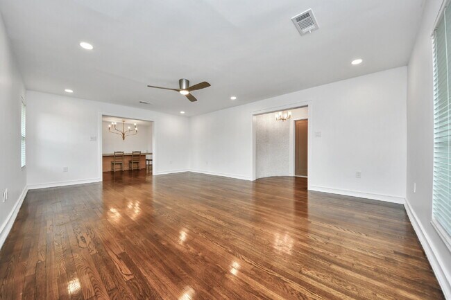Building Photo - Luxury Living Meets Modern Elegance in the Heart of Houston