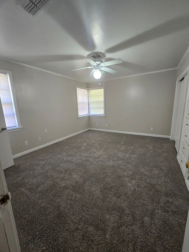 Building Photo - 3 bedroom 2 bathroom