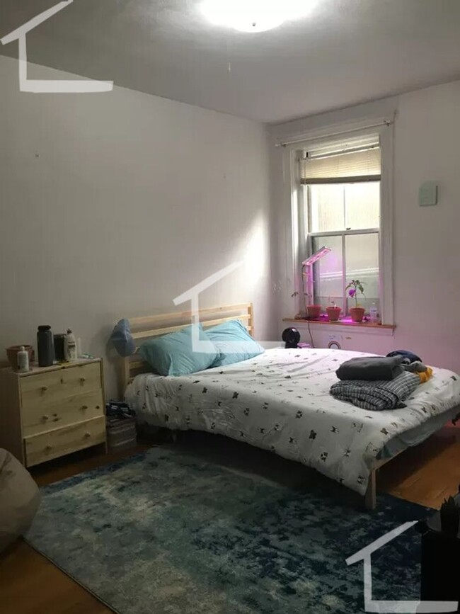 Building Photo - Beautiful 4 bed in Washington Square!