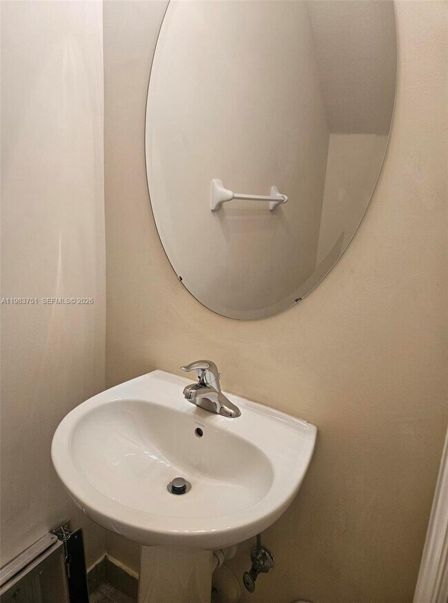 Building Photo - 142 SE 28th Ter