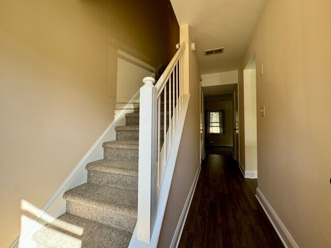 Building Photo - Comfortable Townhome in a Haymarket Square Community