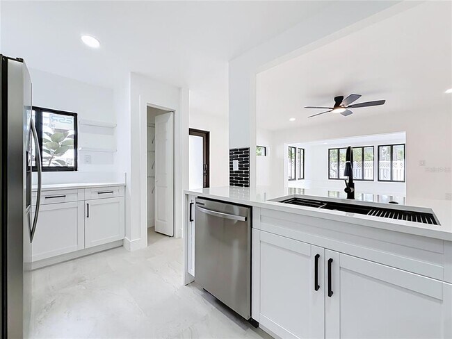 Building Photo - 2472 Tradewinds Dr
