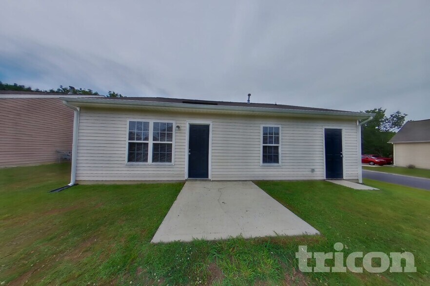 Building Photo - 10203 Green Hedge Ave