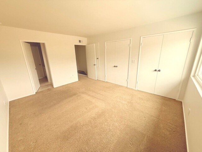 Building Photo - Hidden Valley Townhome Available