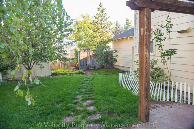 Building Photo - 2954 NE Red Oak Dr