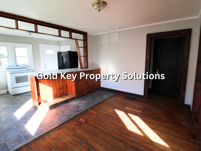 Building Photo - Open Floor Plan 2 BR 1 BA House with Sun Porch NO SECTION 8