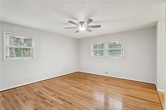 Building Photo - 3436 Brookview Dr