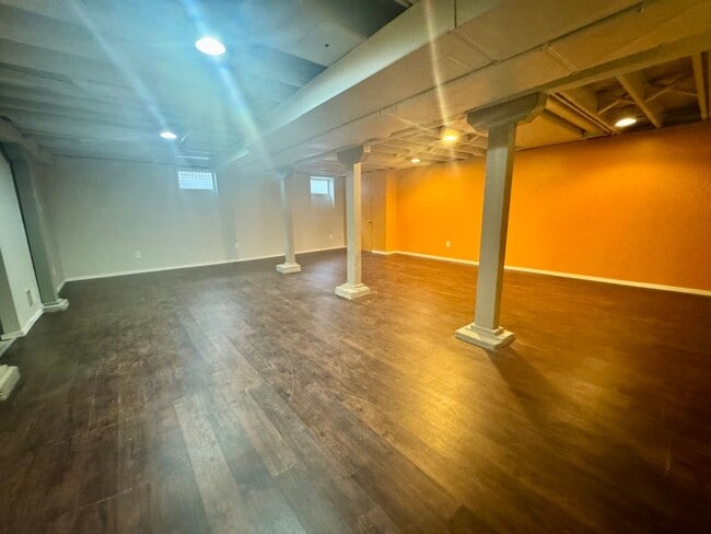 Building Photo - **AVAILABLE NOW** Centrally located 3-bedroom 2-bath