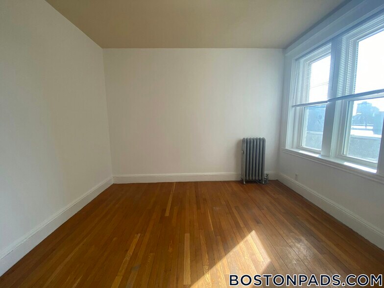 Building Photo - 143 Park Dr