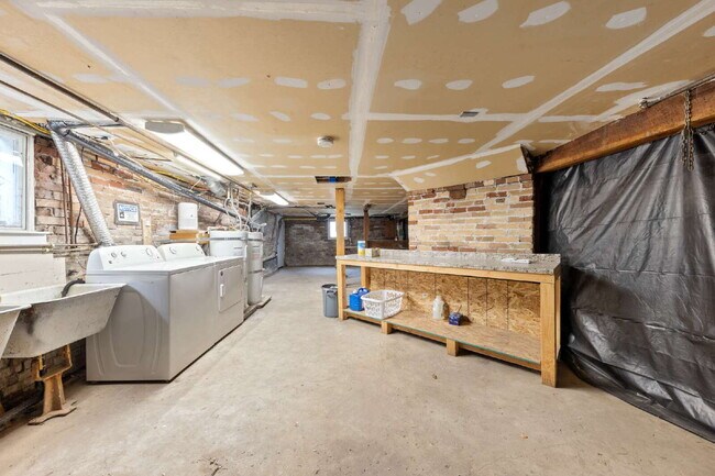 Building Photo - 2 Bedroom 2 Bathroom on College Street!