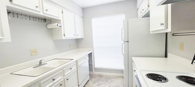 Building Photo - 7700 Creekbend Dr