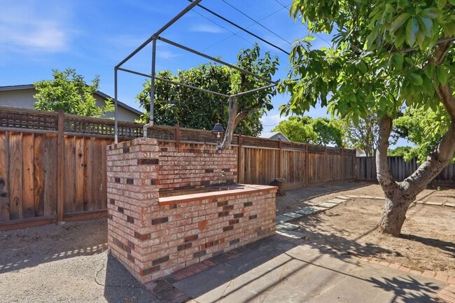 Building Photo - Wow! What a Great Home! Available Now!