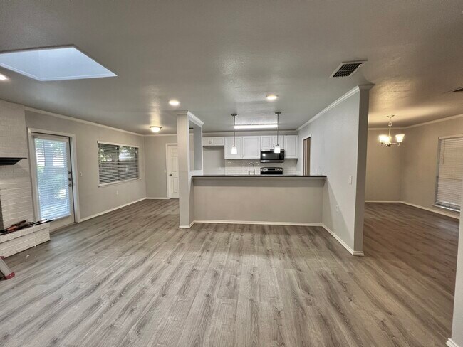 Building Photo - 104 Rising Star