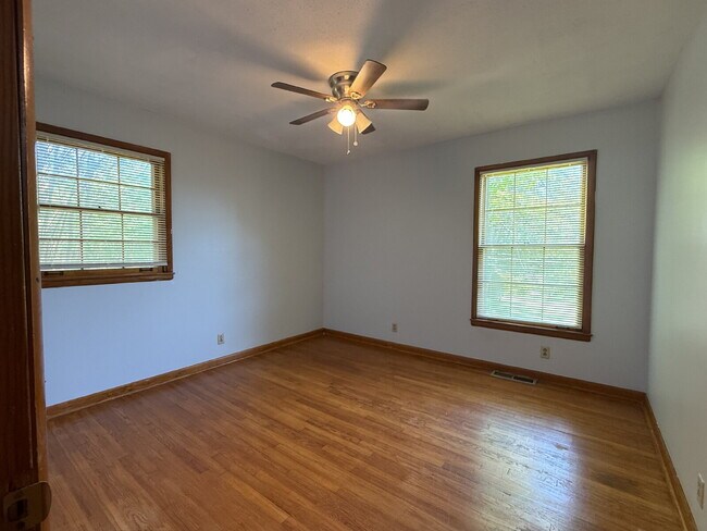 Building Photo - "Discover Comfort and Space: Charming 3-Bed, 2-Bath Home in Huntsville's Heart - 1808 Sq. Ft. of ...