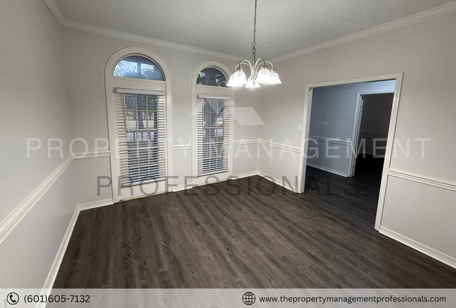 Building Photo - Renovated beauty near the country club and golf course!