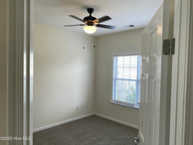 Building Photo - 1004 Foxridge Way