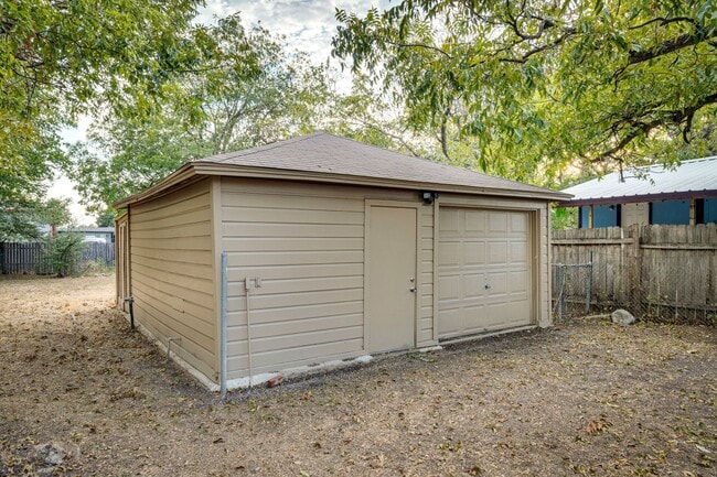 Building Photo - Urban Farmhouse - 2BD/2BA - Work Shop - Hu...