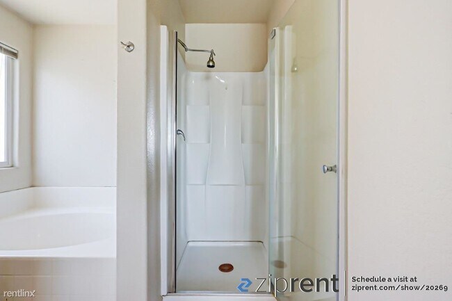 Building Photo - 5 br, 3 bath House - 1003 Sun Meadow Drive...