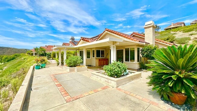 Building Photo - Beautifully Updated Single-Story Home in t...