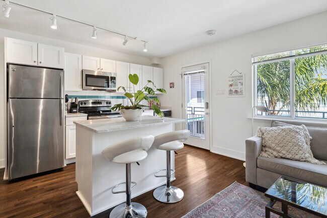 Building Photo - 2833 St Charles Ave